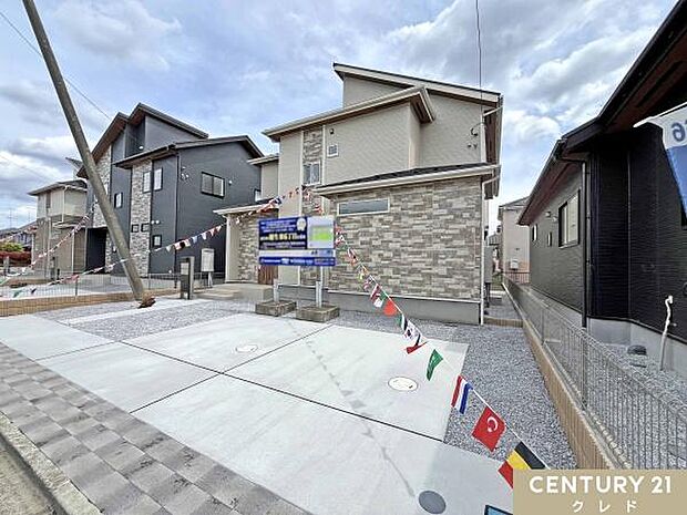 並列3台駐車可能なカースペース。セカンドカーをお持ちの方や、来客が多いご家庭にも嬉しい広々とした駐車スペースです。