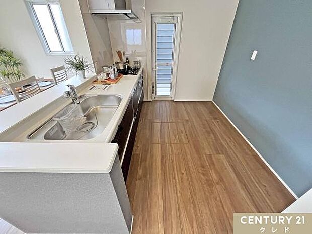キッチン奥には勝手口があり、自然光が差し込む明るい空間。風通しも良く、ニオイがこもりにくいのも嬉しいポイントです。家事動線がスムーズになり、毎日の家事をしっかりサポートします。