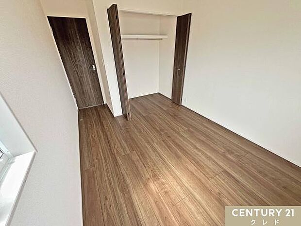 【洋室5.25帖】洋室は子供部屋としても使用できる広さ。クローゼットが備わっており、衣類や小物をすっきり収納できる使い勝手の良い空間です。