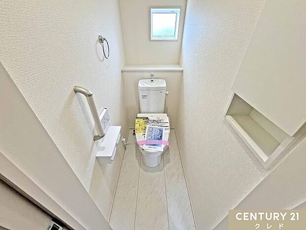 快適性と衛生面を兼ね備えたウォシュレット機能付きトイレ。窓付きで明るく、換気もしやすい空間で、日常的に清潔を保てます。手すりも設置済みで安心して使える空間です。