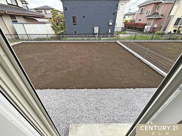 植物を育てたり、季節の花を植えたり、日々の暮らしに彩りを添えるお庭付き。ご家族のくつろぎのひとときを支える、心地よいスペースです。