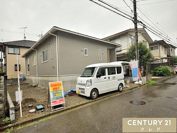 54坪のゆとりある敷地。カースペース2台分を確保し、毎日の通勤やお子様の送り迎えなど、車を利用する機会が多いご家庭にも便利です。