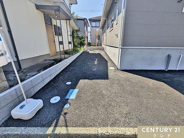 54坪のゆとりある敷地。カースペース2台分を確保し、毎日の通勤やお子様の送り迎えなど、車を利用する機会が多いご家庭にも便利です。