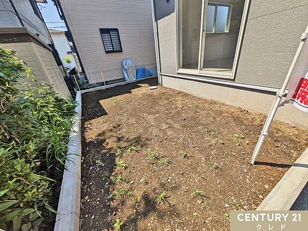 植物を育てたり、季節の花を植えたり、日々の暮らしに彩りを添えるお庭付き。ご家族のくつろぎのひとときを支える、心地よいスペースです。