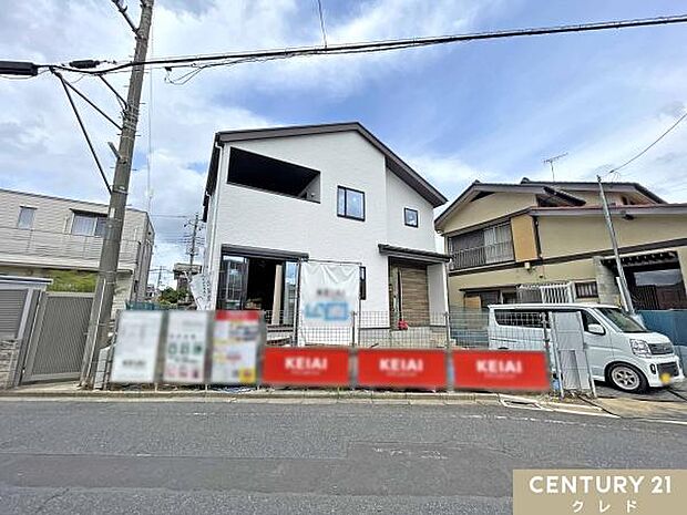 東武東上線「霞ヶ関」駅徒歩13分。ゆとりある47坪超の敷地内には、3台駐車可能なカースペース付きです。