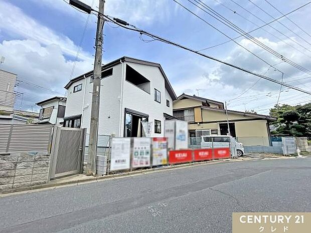 東武東上線「霞ヶ関」駅徒歩13分。ゆとりある47坪超の敷地内には、3台駐車可能なカースペース付きです。
