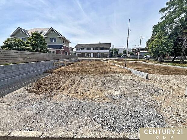 次回は基礎を作る工事に入ります。地盤調査を行った後に、家の面積と同じ大きさの基礎を作ることで揺れに強くなり、しっかりと家を支えられます。