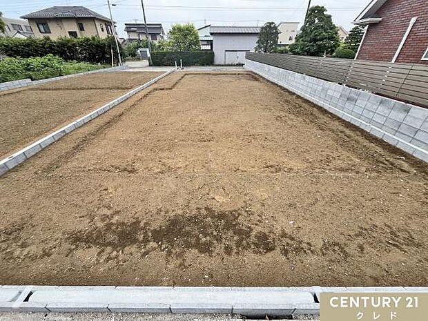 次回は基礎を作る工事に入ります。地盤調査を行った後に、家の面積と同じ大きさの基礎を作ることで揺れに強くなり、しっかりと家を支えられます。