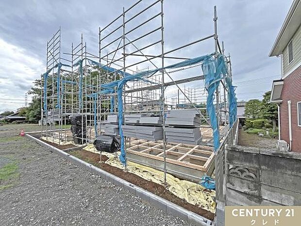 基礎工事が完了し、先行足場がしっかりと組まれました。これから上棟を迎えます。