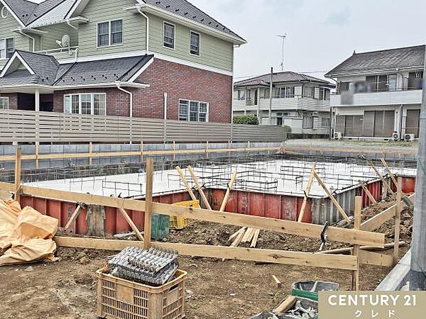 現在基礎の状態です。地盤調査を行った後に、家の面積と同じ大きさの基礎を作ることでしっかりと家を支えます。