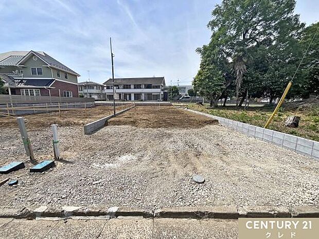 次回は基礎を作る工事に入ります。地盤調査を行った後に、家の面積と同じ大きさの基礎を作ることで揺れに強くなり、しっかりと家を支えられます。