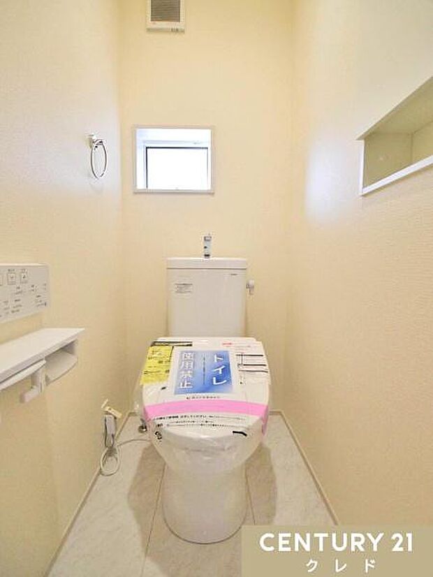 窓から自然光が入り、明るく爽やかな印象のトイレです。温水洗浄便座付きで毎日快適。お手入れもしやすく、清潔な状態を保ちやすいのも魅力です。
