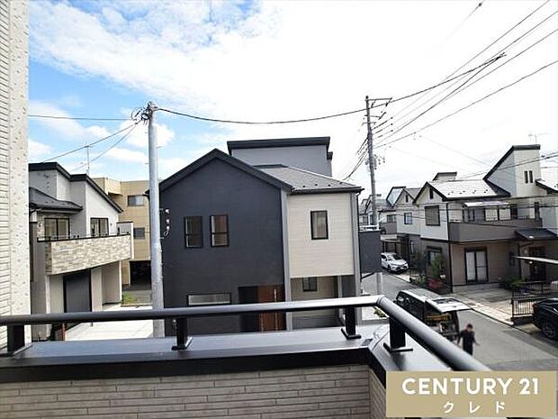 バルコニーからの眺望です。周辺は高い建物がない閑静な住宅街となっており、穏やかで落ち着いた住環境が広がっています。