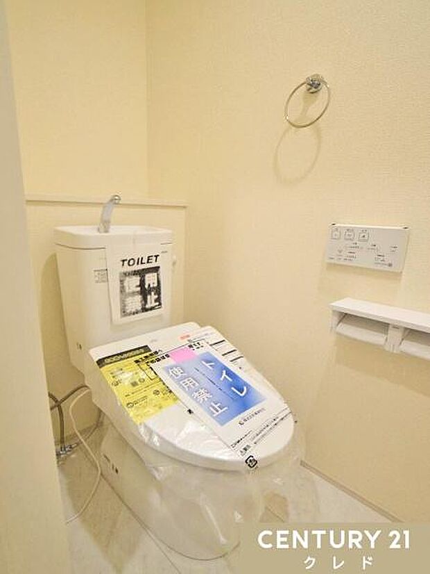 快適性と衛生面を兼ね備えたウォシュレット機能付きトイレ。お手入れもしやすく、清潔な状態を保ちやすいのも魅力です。