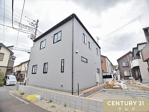 周辺にはスーパーなどの商業施設も充実。子育て世帯にも嬉しい、便利で安心な住環境が整っています。