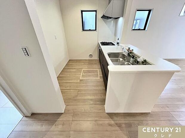 収納豊富なシステムキッチンは動線にゆとりを作り、住空間を広く確保。キッチンツールなどもすっきりと収納することができ毎日のお料理やお掃除も快適に行うことができます。