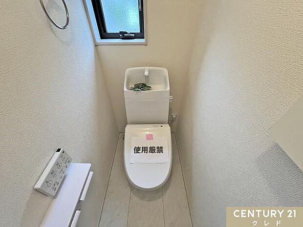 収納付きの温水洗浄トイレは、スタイリッシュなデザインと機能性を両立。トイレットペーパーや消耗品をスッキリ収納でき、スペースを有効活用。温水洗浄機能で快適さが向上し、清潔感も保てます。