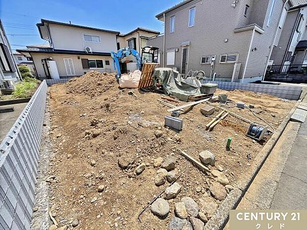 ただいま土地の造成中です。建物を建てる前にしっかりと地盤の調査を行い、必要に応じて地盤改良を行います。