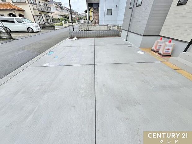3台の車を止めることのできるゆとりのカースペース。コンクリートで舗装され、雨の日でもぬかるまず車内のきれいも維持できます。