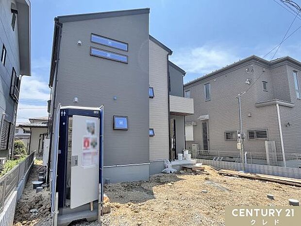 並列3台駐車可能!ご家族で複数台お車をお持ちの方はもちろん、来客用スペースや将来の増車にも対応できる、ゆとりあるカースペースです。