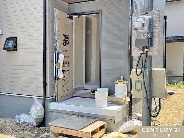 外壁工事が着々と進行中です。住まいの表情が少しずつ完成に近づき、内装工事も並行して進められています。