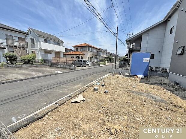 前面道路は幅5.2m、閑静な住宅街エリアに位置するため陽当たりも良好。スムーズな運転や駐車が可能です。