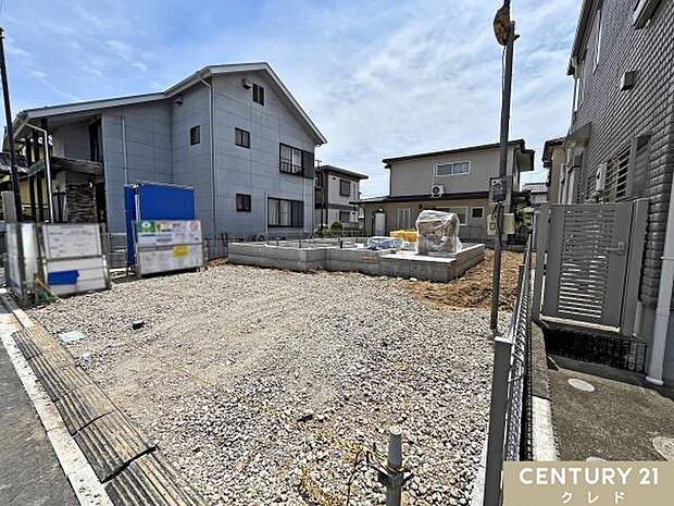 約49坪のゆとりある敷地が魅力。カースペースをしっかり完備しており、マイカーをお持ちの方も安心してお住まいいただけます。