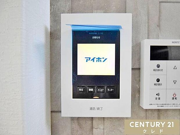 【TVモニター付きインターホン】玄関を開ける前に映像・音声で相手を確認でき、防犯面に配慮。お子様のお留守番や単身の方にも心強い設備です。リビングからワンタッチで応対できます。
