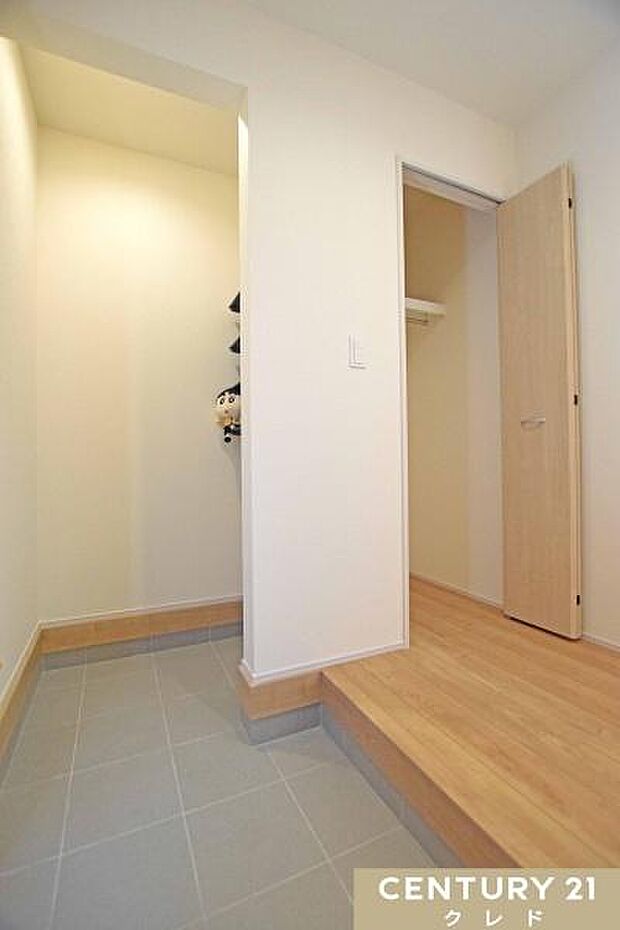 玄関横に設けられた土間収納は、家族全員分の靴をはじめ、傘・アウトドア用品・ベビーカーなど、玄関まわりに置きがちなアイテムをまとめて収納できます。