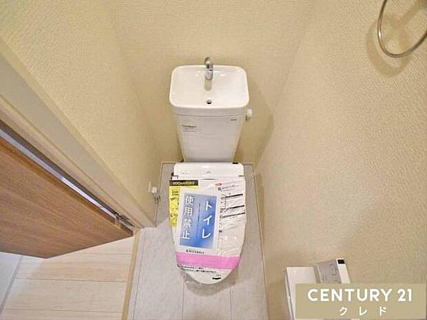 快適性と衛生面を兼ね備えたウォシュレット機能付きトイレ。お手入れもしやすく、清潔な状態を保ちやすいのも魅力です。