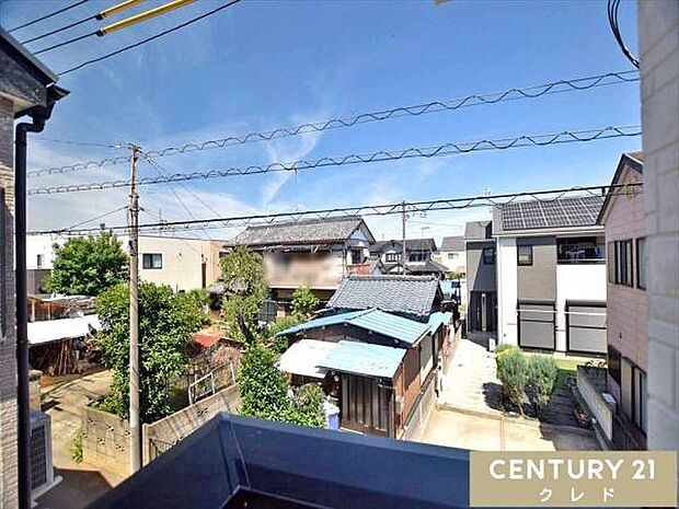 広々とした青空を眺めることができます。見晴らしが良く、心地よい風が吹き抜ける空間で天気の良い日には心をリフレッシュできますね。