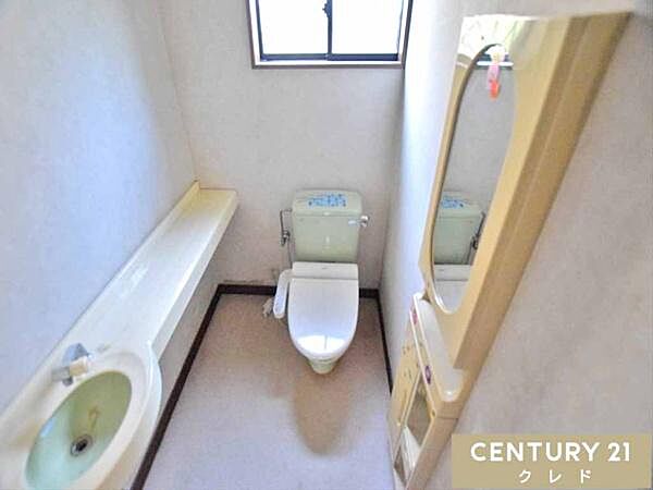 使い勝手の良い温水洗浄便座付きトイレ。手洗い器が独立して設けられており、来客時も気兼ねなく案内できます。