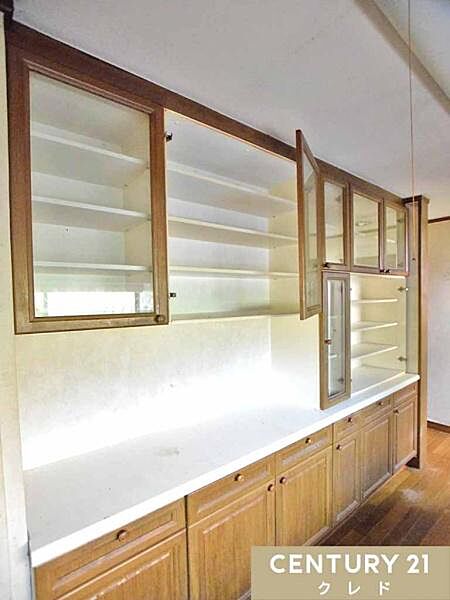 キッチン背面のカップボードは食器・調理家電置き場としてはもちろん、作業台としても便利！整理整頓でき、水回りもスッキリとした状態を保てます。