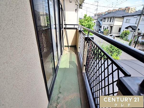 南向きで日当たりも良く、洗濯物もよく乾きそうです。屋根があるので急な雨天時も安心！