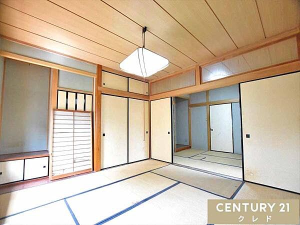 【1階　和室8帖】隣室の和室と続き間として開放すればより広々とした空間に。押入れ付きでお布団などもしっかり片付きます。