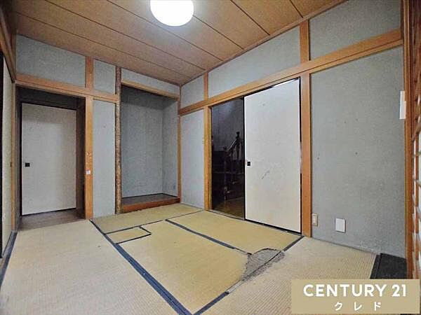 【1階　和室6帖】床の間を備えた和室。くつろぎの場としてはもちろん、来客用の客間や子どもの遊び場としても活躍！