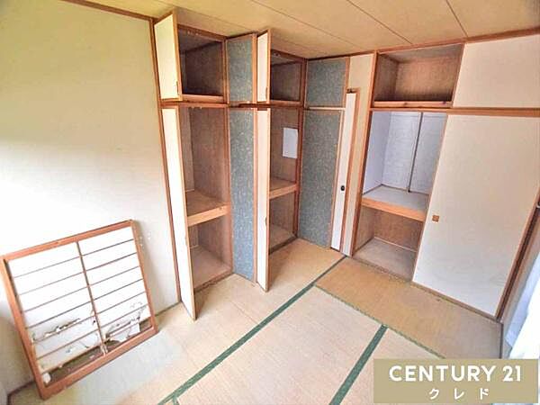 【和室6帖　北側】布団・季節物・日用品ストックまで、まとめてしまえる大容量収納付き。