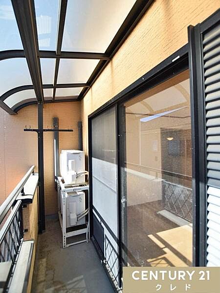 南向きでたっぷりの光が差し込むバルコニー。洗濯物もよく乾きそうです。屋根があるので天候を気にせずお洗濯ができます。