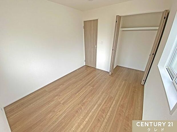 【洋室5.25帖】各室にクローゼットがあるのでタンスなどの収納家具が少なく済み、住空間をより広く確保!ハンガーパイプ付でサッと収納可能です。