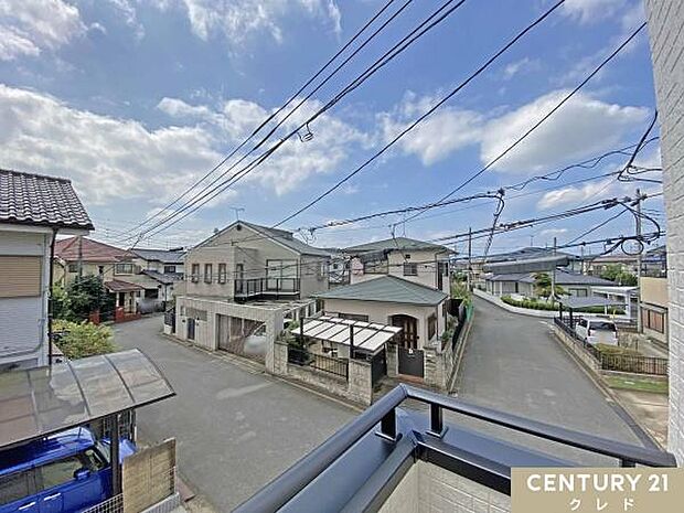バルコニーからの眺望です。晴れた日には青空が広がり、心地よい風に包まれながら、ゆったりとした時間をお過ごしいただけます。
