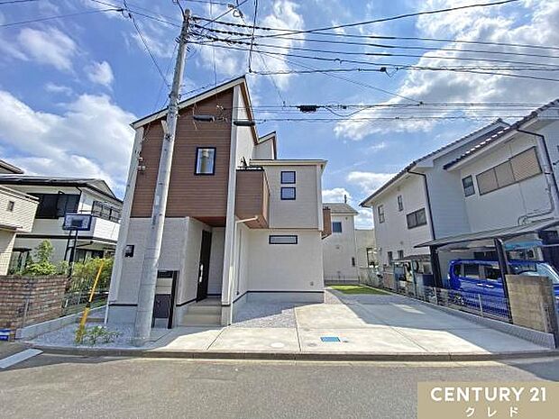 敷地はゆとりある48坪。並列2台駐車可能なカースペースと陽当りの良い南庭付きです。毎日のお買い物に欠かせない商業施設が徒歩圏内に充実。