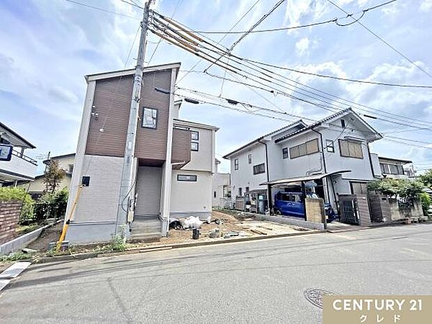 敷地はゆとりある48坪。並列2台駐車可能なカースペースと陽当りの良い南庭付きです。