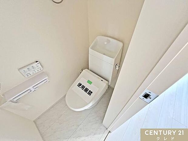 明るく爽やかな印象のトイレです。温水洗浄便座付きで毎日快適。お手入れもしやすく、清潔な状態を保ちやすいのも魅力です。
