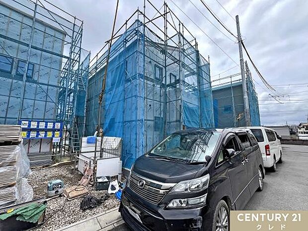 前面道路は幅員6ｍ、敷地47坪以上のゆとりある全3棟の新艇が誕生します。全棟、並列2台駐車可能。