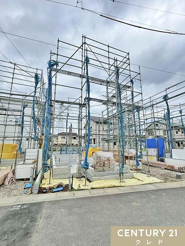 東武越生線「一本松」駅から徒歩7分。新築分譲住宅全3棟、基礎が完成し次の工程の準備中です。