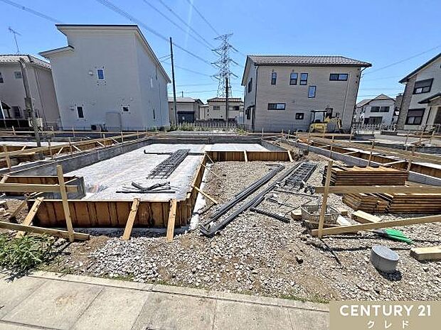現在は基礎工事中です。床全面と立ち上がりを鉄筋コンクリートで施工することで、安心して暮らせる地震に強い基礎を造ります。