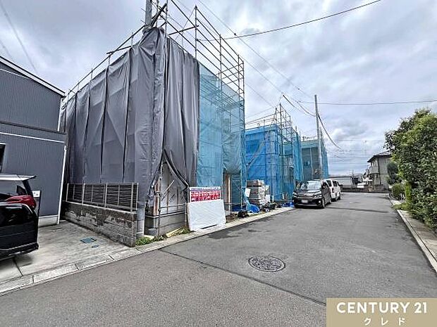 前面道路は幅員6ｍ、敷地47坪以上のゆとりある全3棟の新艇が誕生します。全棟、並列2台駐車可能。