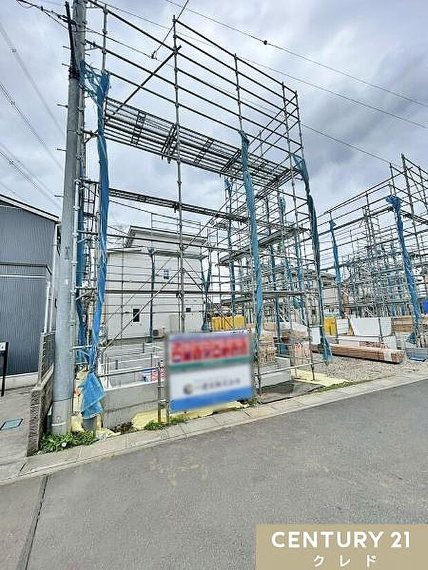 東武越生線「一本松」駅から徒歩7分。新築分譲住宅全3棟、基礎が完成し次の工程の準備中です。