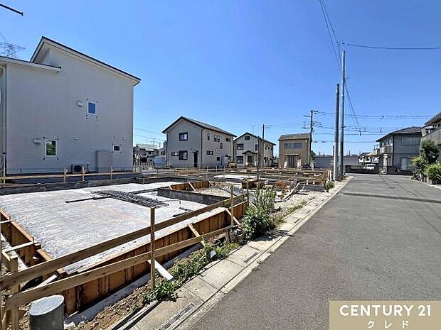 現在は基礎工事中です。床全面と立ち上がりを鉄筋コンクリートで施工することで、安心して暮らせる地震に強い基礎を造ります。