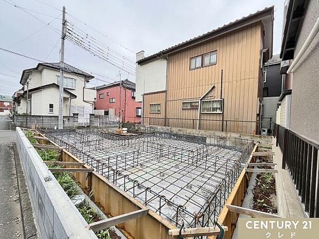 現在基礎の状態です。地盤調査を行った後に、家の面積と同じ大きさの基礎を作ることでしっかりと家を支えます。